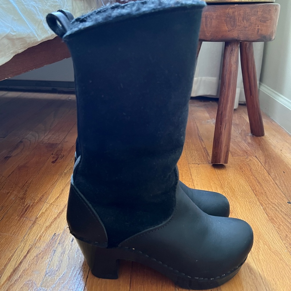 Near pristine No. 6 shearling boots